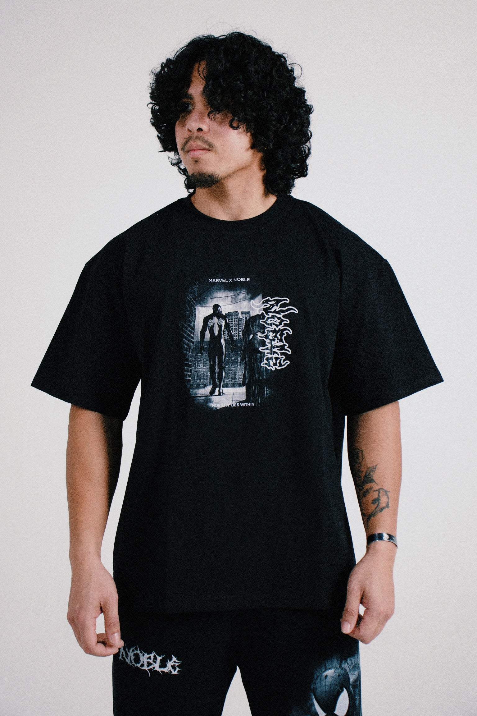 BLACK SYMBIOTE SPIDERMAN OVERSIZED TEE