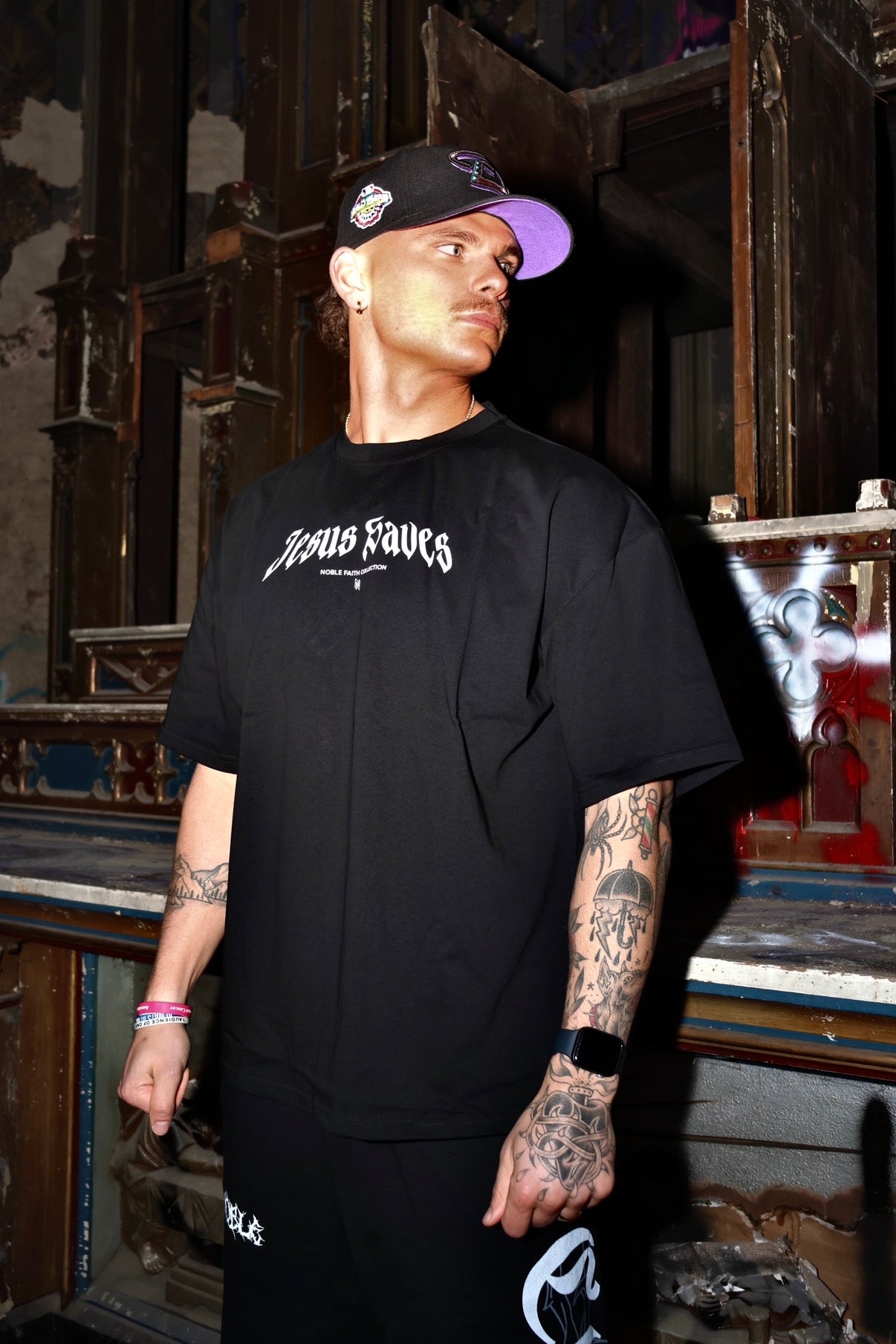 JESUS SAVES TEE - noble