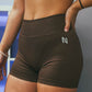 V SCRUNCH SHORTS (MOCHA)