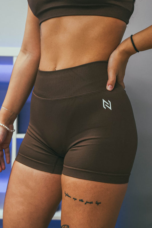 V SCRUNCH SHORTS (MOCHA)