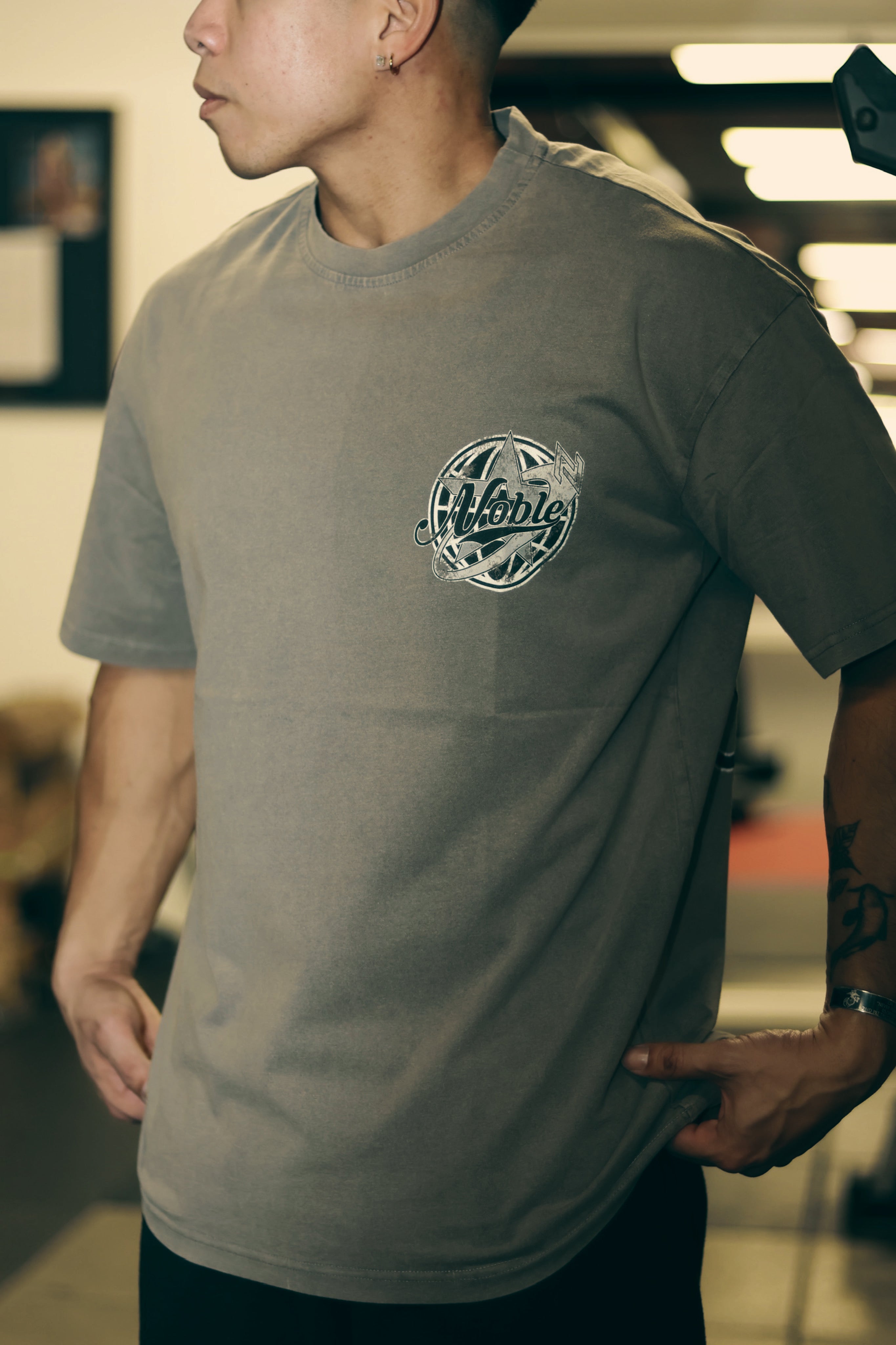 “NOBLESERIES” TEE GREY